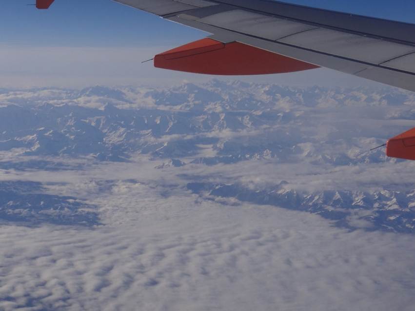 Ein Bild, das draußen, Himmel, Schnee, Ebene enthält.
Automatisch generierte Beschreibung