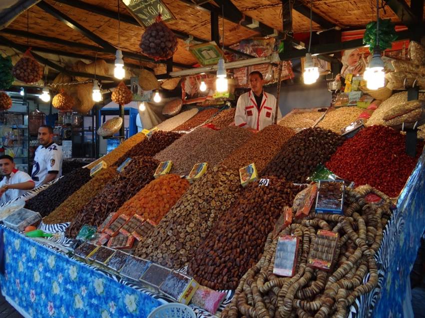 Ein Bild, das drinnen, Marktplatz enthält.
Automatisch generierte Beschreibung