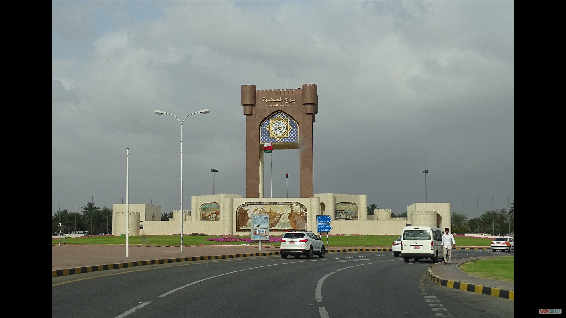 Al Sahwa Clock Tower im Kreisverkehr