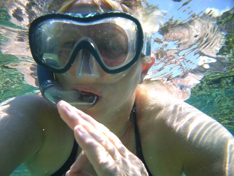 Ein Bild, das Person, draußen, Wassersport, schwimmend enthält.
Automatisch generierte Beschreibung