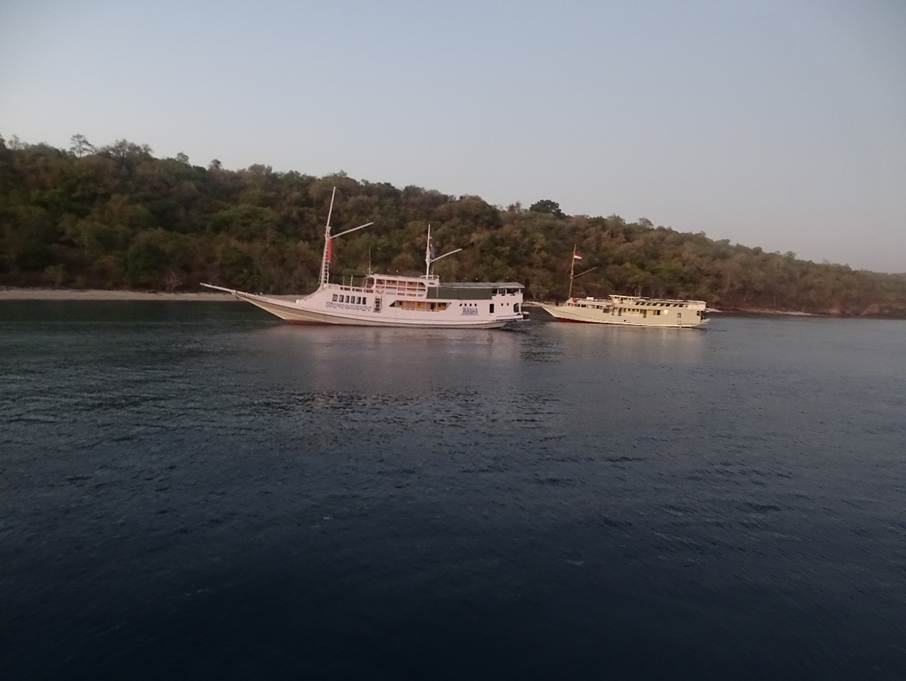 Ein Bild, das Wasser, draußen, Himmel, Boot enthält.
Automatisch generierte Beschreibung