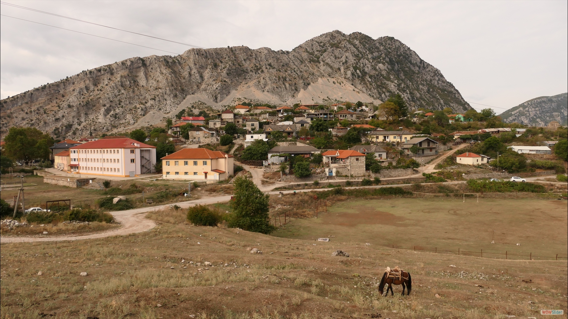 Leskovik mit dem Hausberg Mali i Melesinit (1411 m)