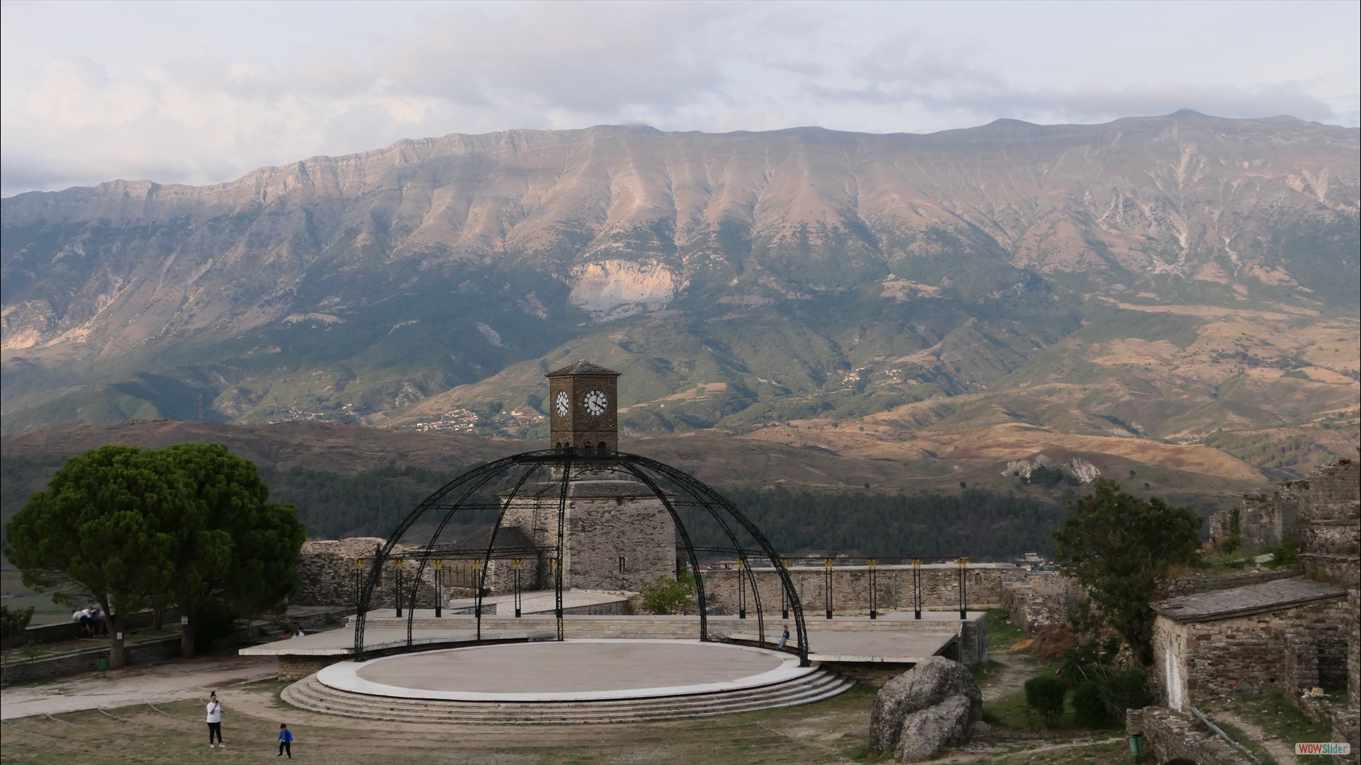 im Hintergrund das Lunxhëria-Gebirge