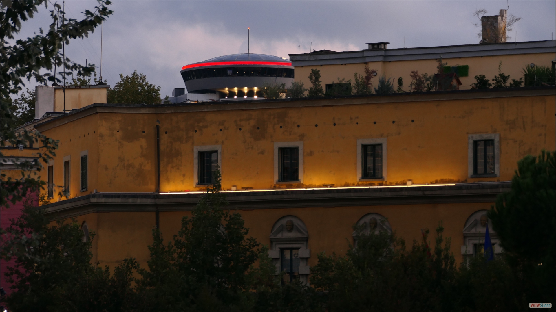 Bunk'Art 2 im Hintergrund