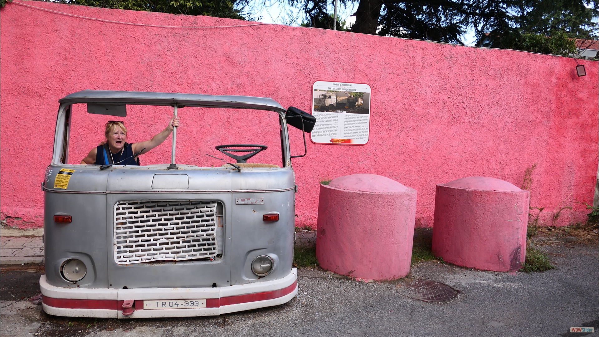 Die Mauer - Skoda Liaz durchbrach die Mauer der deutschen Botschaft