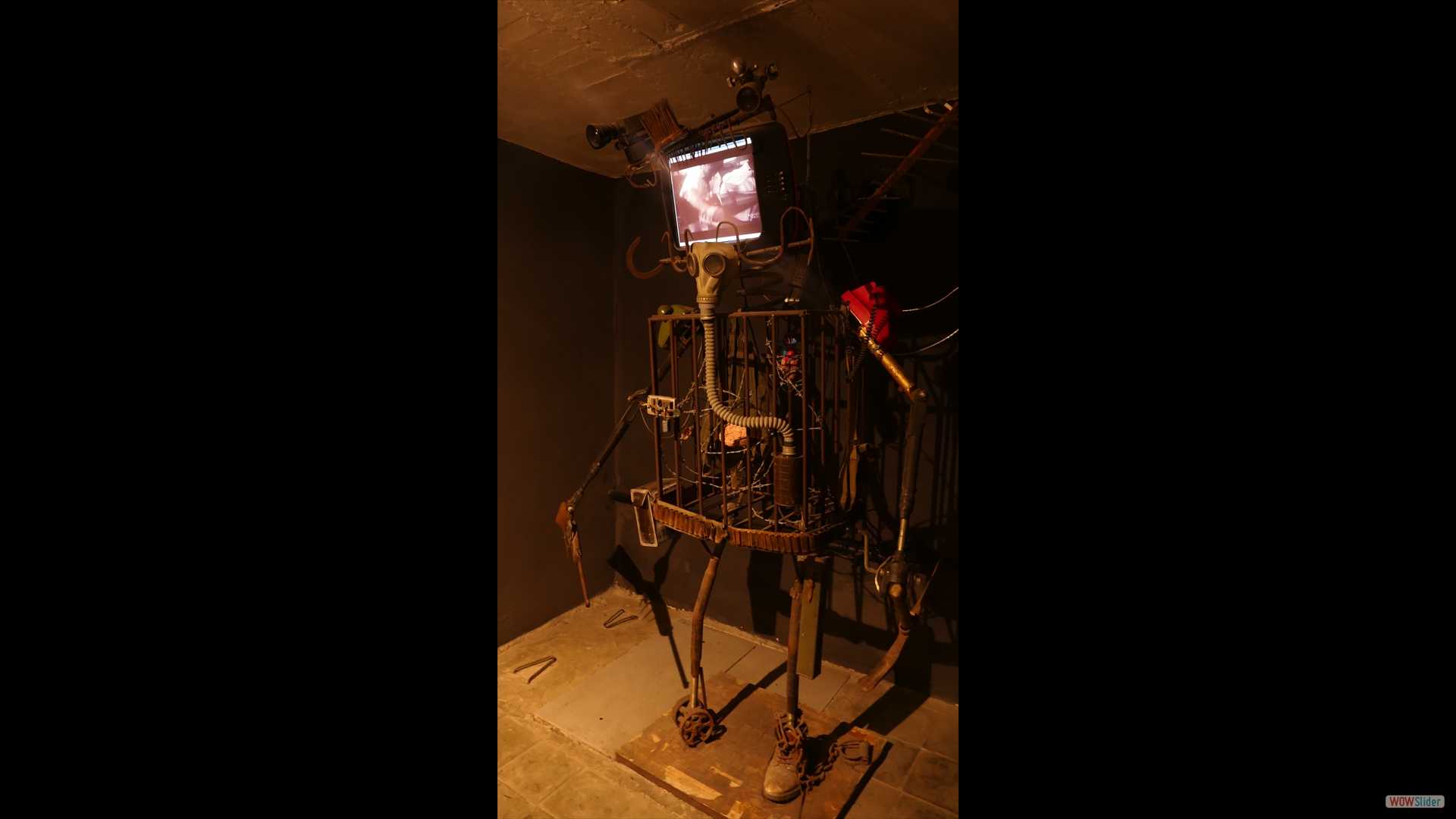 Künstlerische Darstellung des Menschen (aus Schrott)