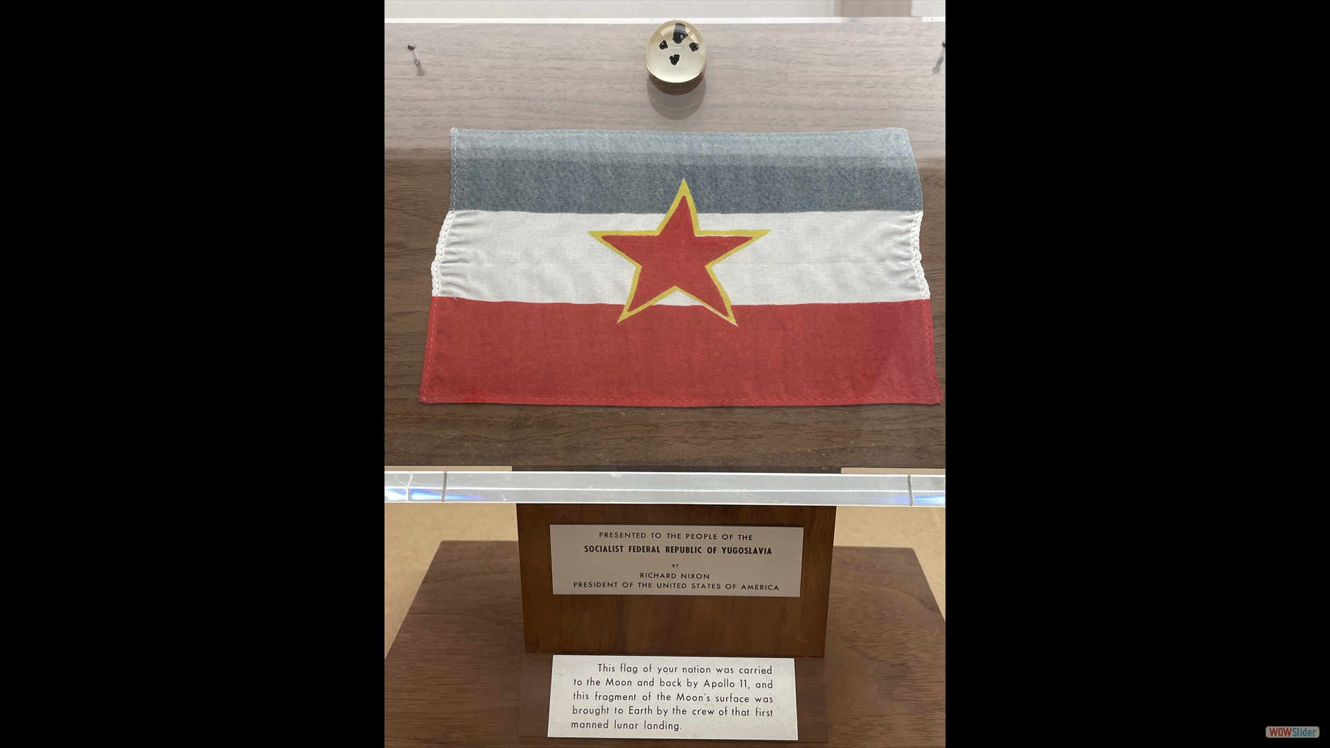 Mondgestein - die Flagge Jugoslawiens flog mit Apollo 11