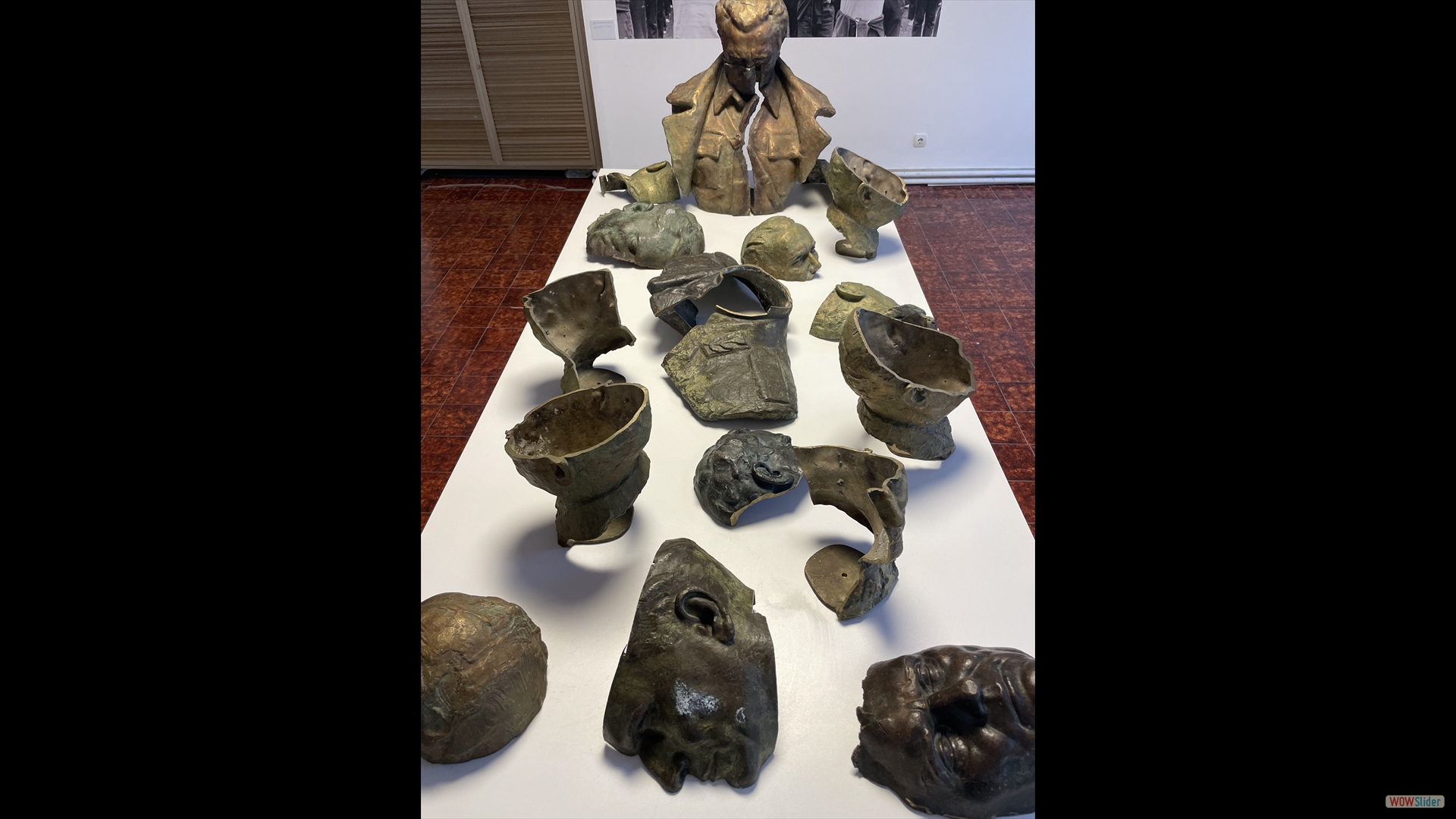 Kunstinstallation aus Fragmenten von Statuen Titos