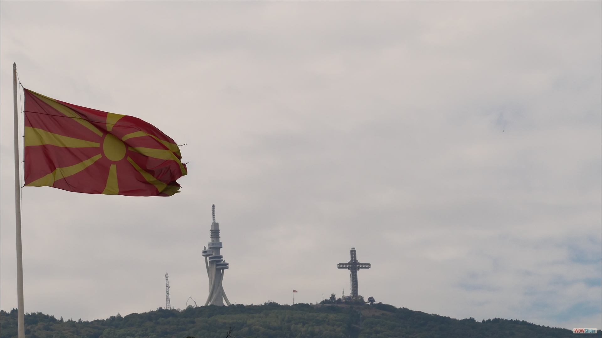 Millenniumskreuz und Sendeturm auf dem Berg Vodno