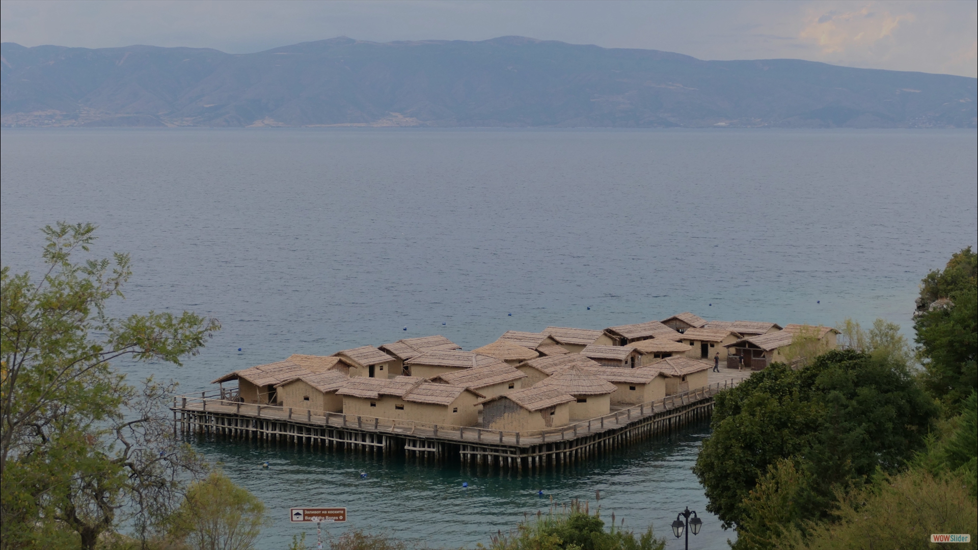 Rekonstruktion einer prähistorischen Pfahlbausiedlung aus der späten Bronze- und frühen Eisenzeit