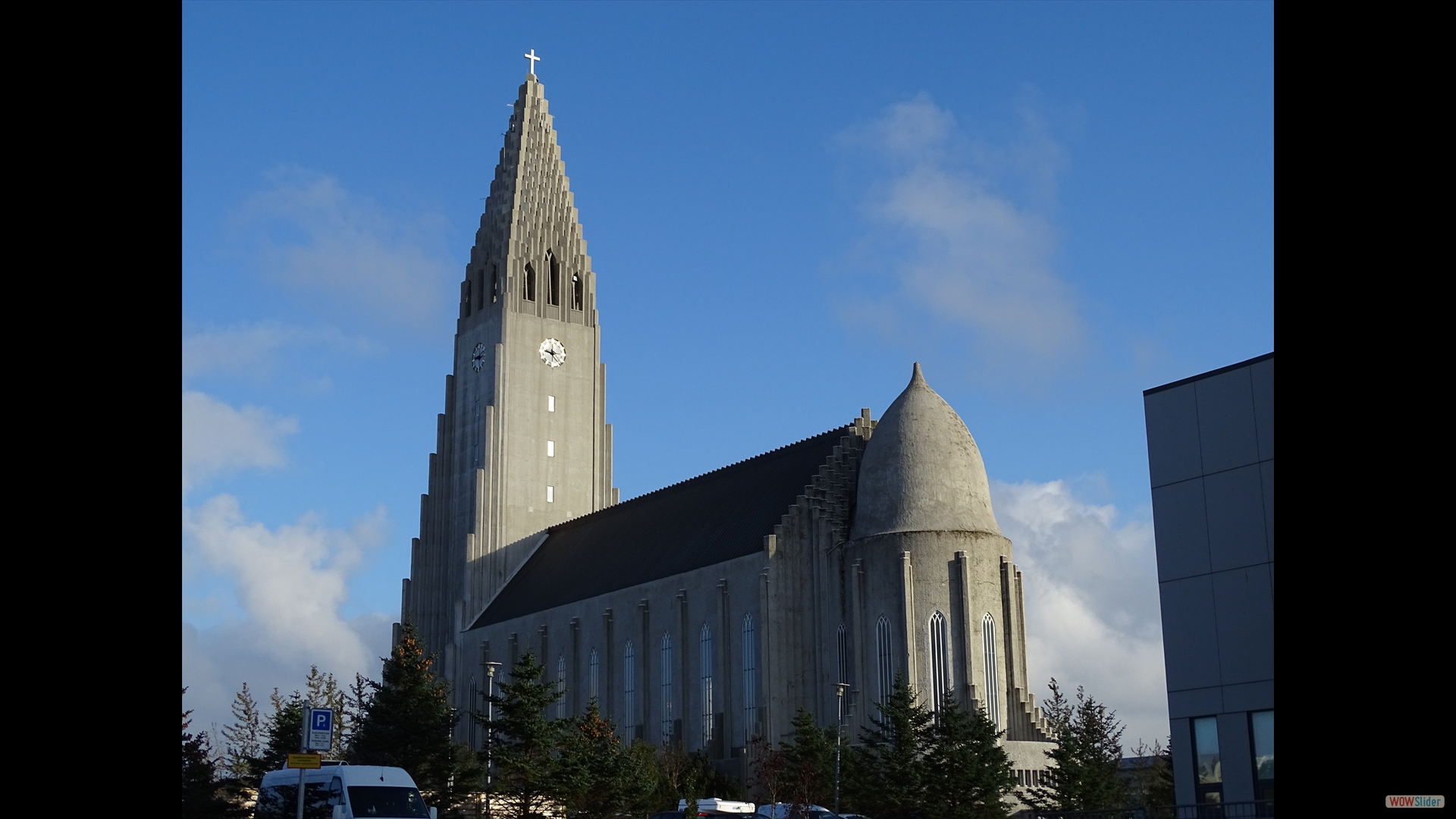 Hallgrimskirkja – Diese Kirche aus Beton
1929 geplant, ab 1945 gebaut und 1986 fertiggestellt