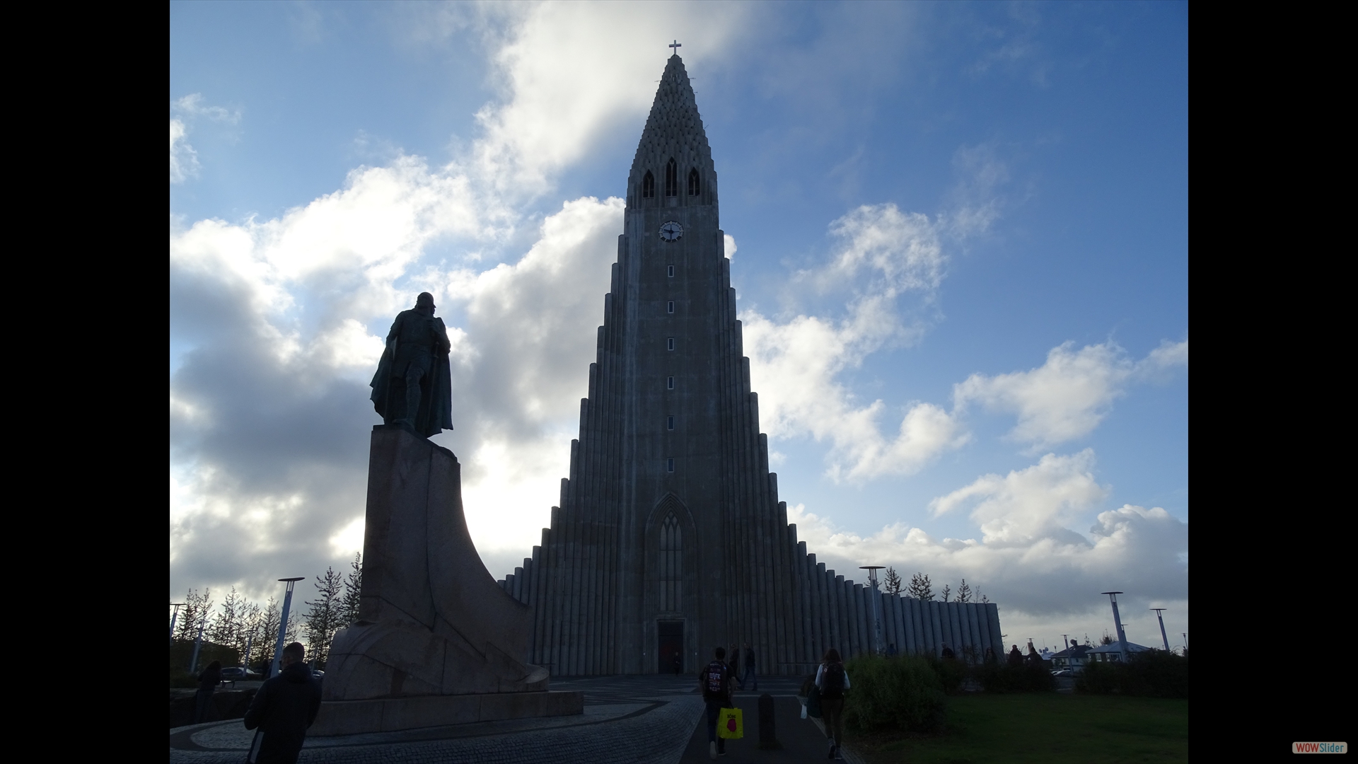 vor der Kirche das Standbild von Leifur Eiriksson