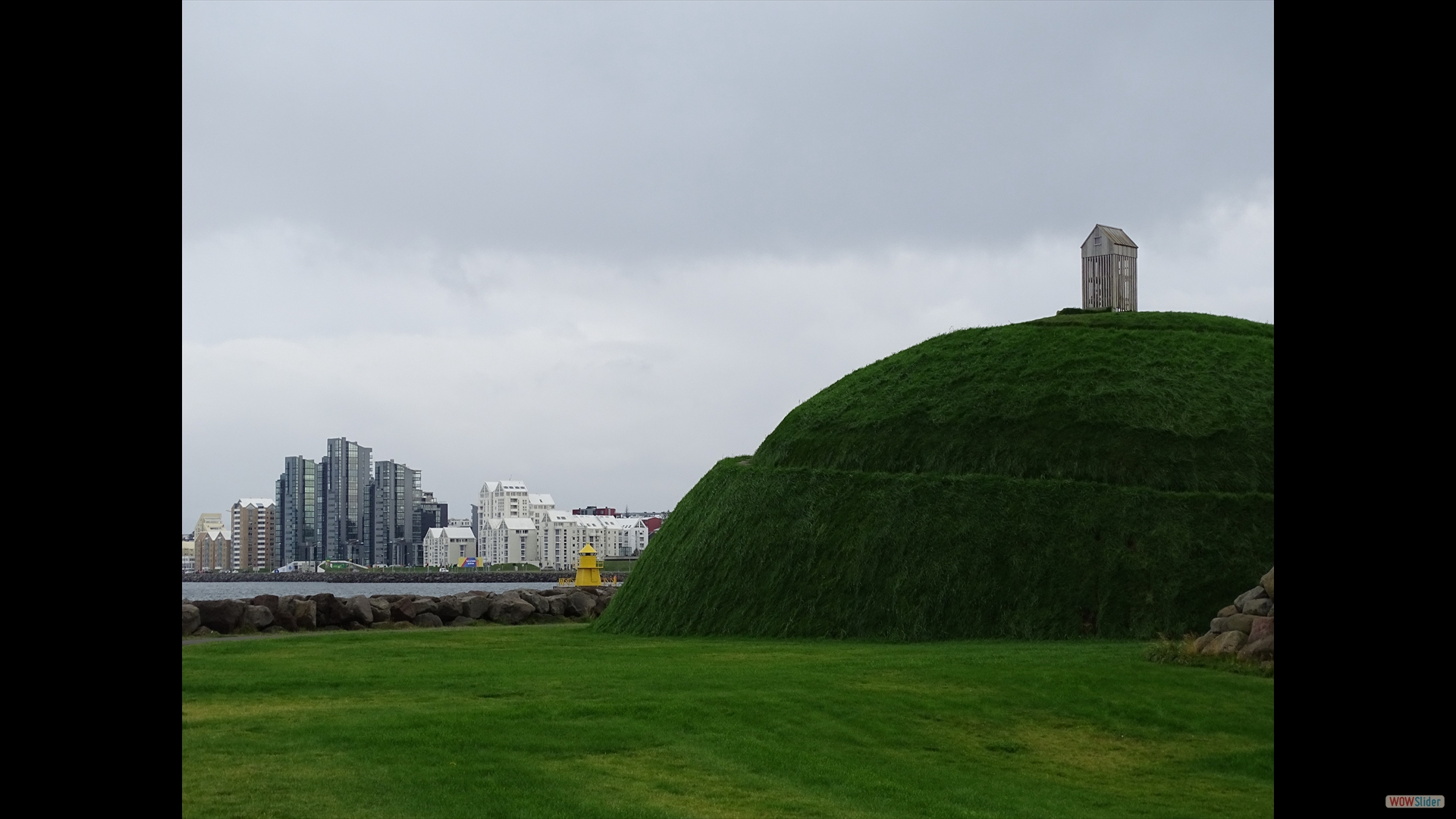 Grüner Hügel von Thufa im alten Hafen – ein 8 m hohes Kunstwerk mit tollen Blick auf Reykjavik
(auch bei Sturm und Regen)
