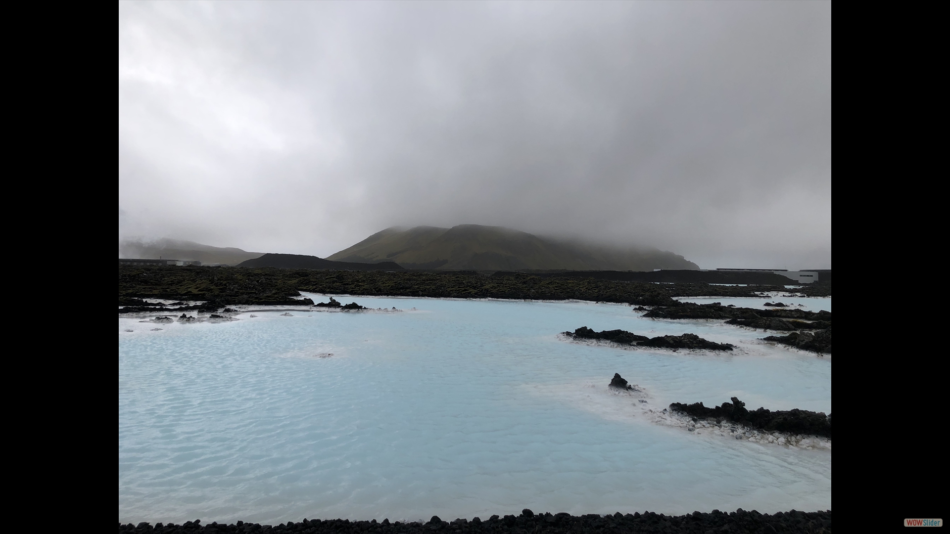 ... und das Abwasserbecken diese Kraftwerkes, und das berühmteste Thermalbad Islands.