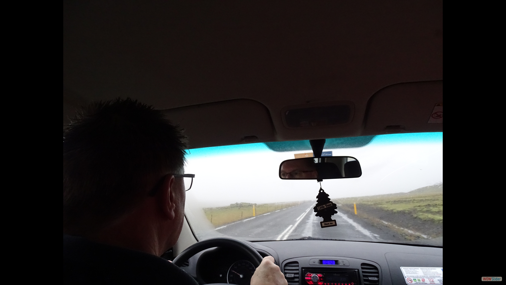 die erste größere Fahrt mit unserem „Veteran“
240.000 km auf dem Tacho, Frontscheibe gesprungen, ohne Heckscheibenwischer
… und abgefahrene Sommerreifen
