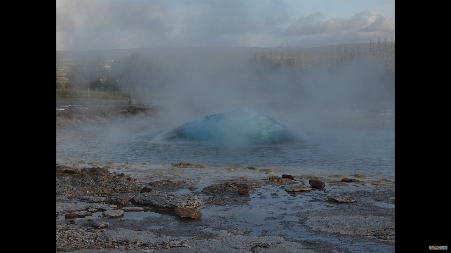 Strokkur - Beginn eines Ausbruches mit einer Blase