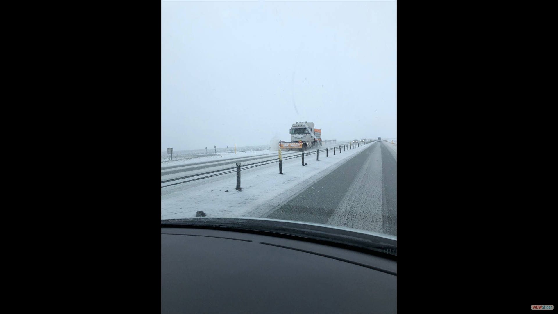 am verschneiten Hang fahren wir dem Schneepflug hinterher