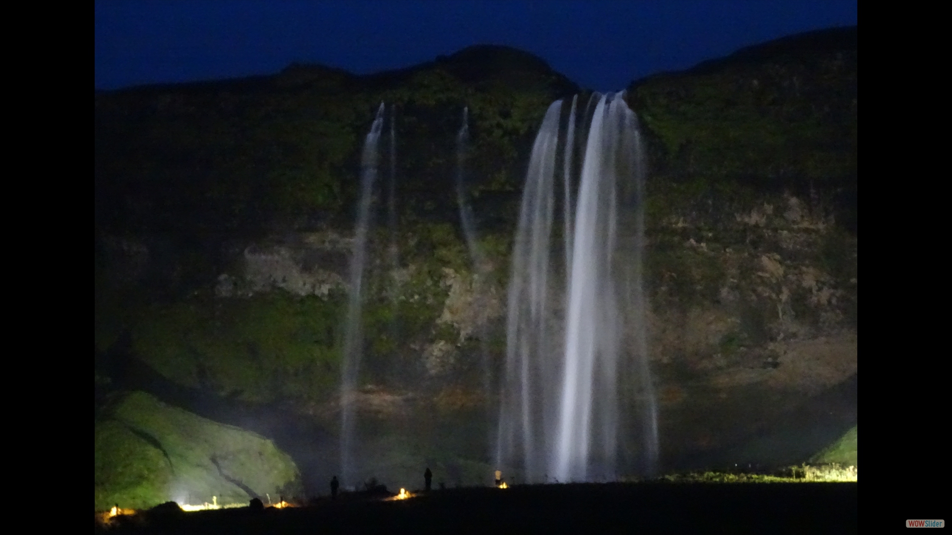 der beleuchtete Seljalandsfoss - da müssen wir morgen noch einmal zurück