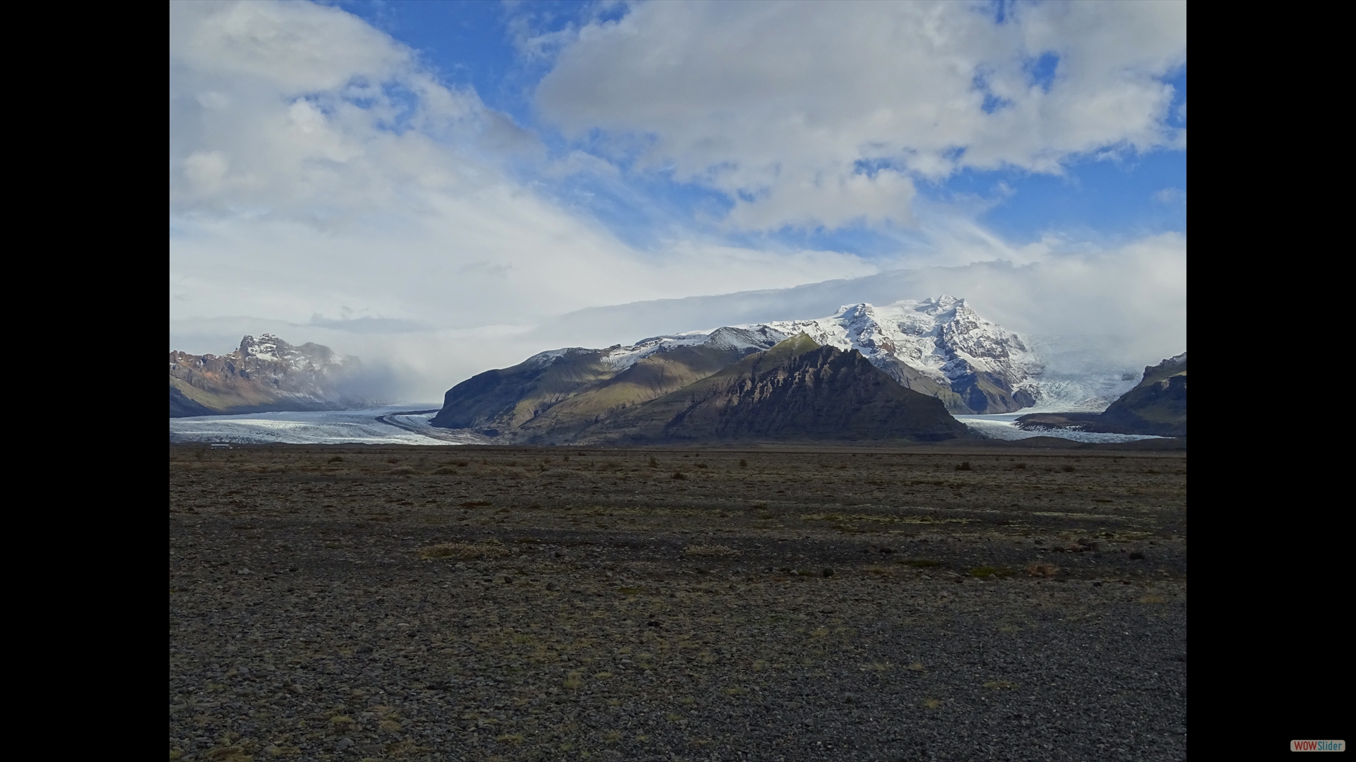 zwei Gletscherzungen des Öræfajökull (Skaftafellsjökull, links + Svínafellsjökull, rechts)