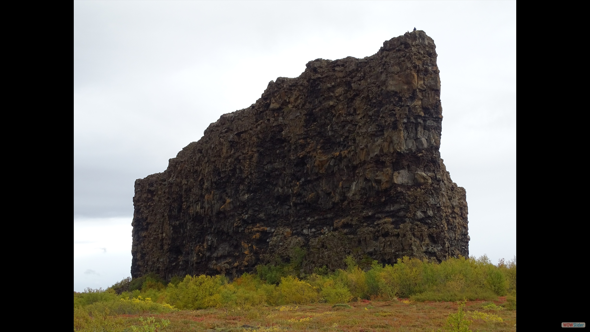 Der 25 m hohe Felsen Eyjan (Insel) bildet den Eingang in die 3,5 km lange Schlucht.