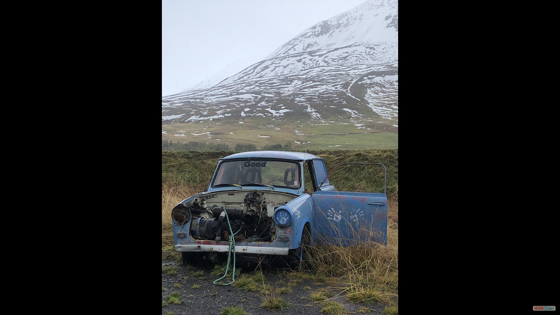 am Staßenrand ein himmelblauer Trabant