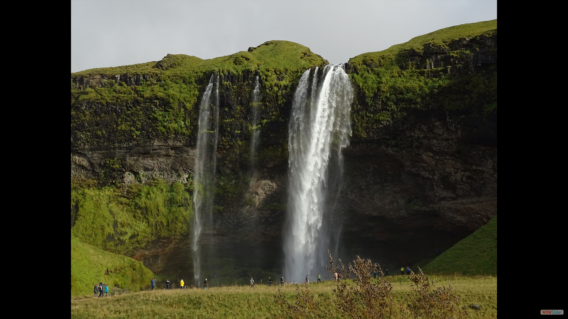 Seljalandsfoss - die 65 m hohe Klippe bildete vor langer Zeit die Meeresküste