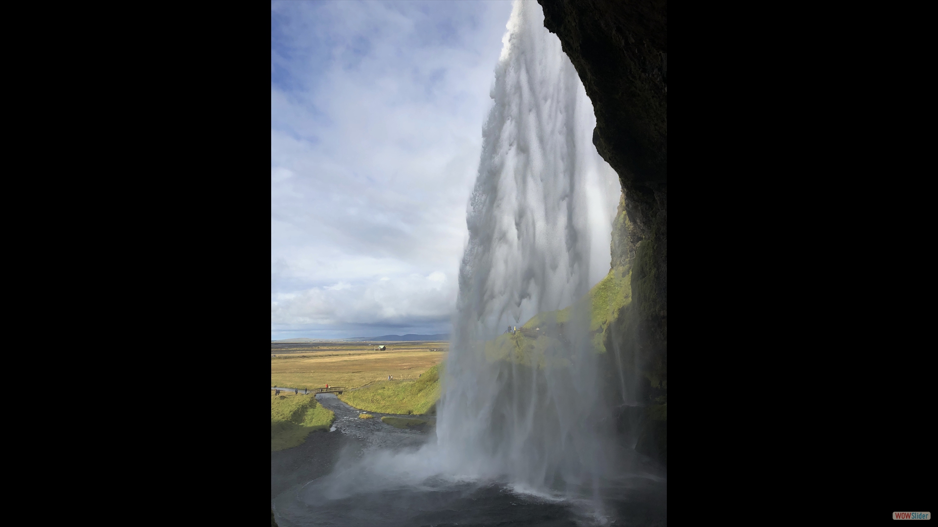 auf einem rutschigen Weg ist der Wasserfall zu umrunden