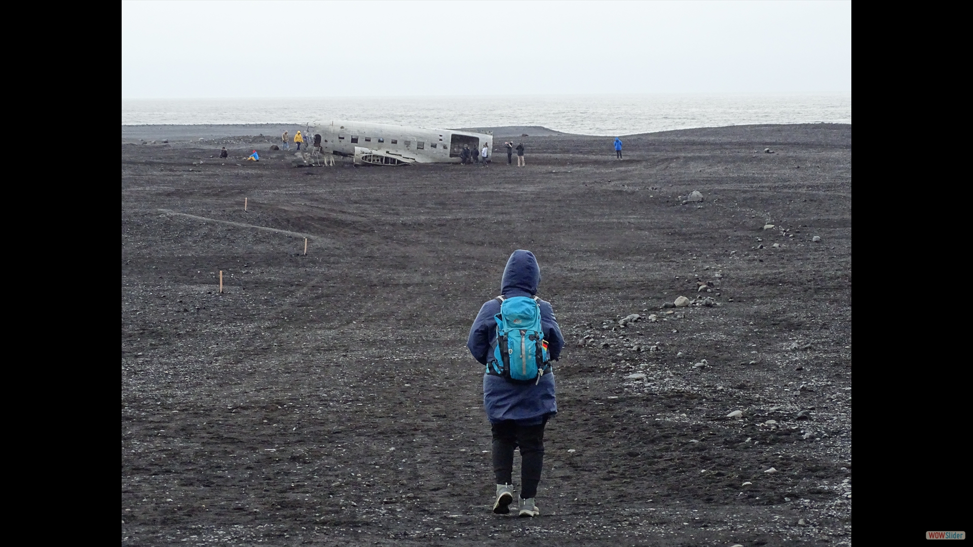 Die meisten Touristen laufen die knapp 4 km lange Strecke zum Flugzeugwrack.