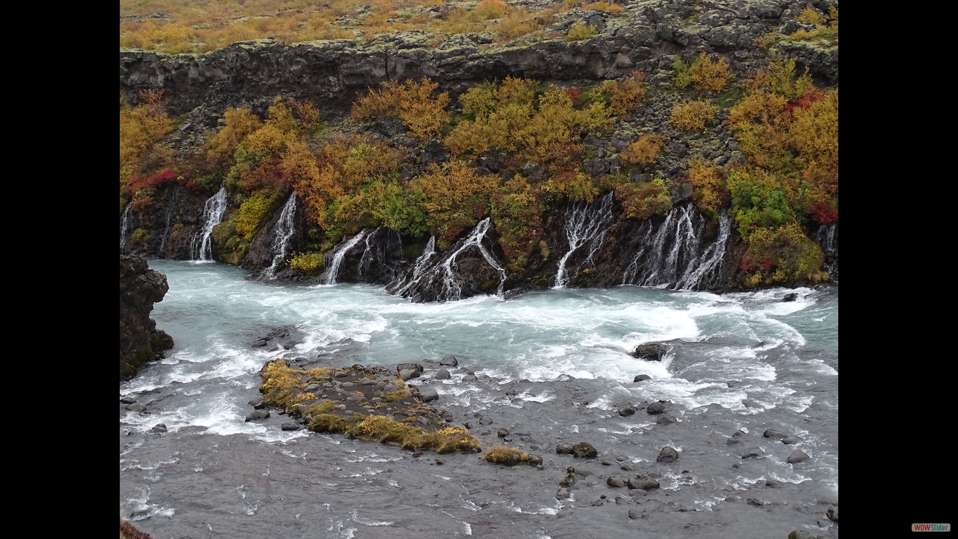 Auf über 700 m strömt Wasser über hunterte kleine Wasserfälle...