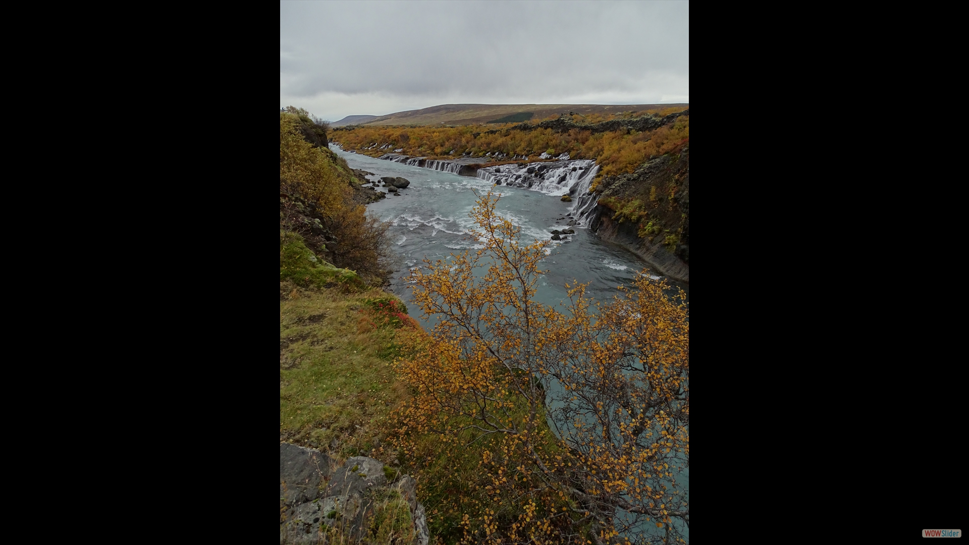 Vom Langjölkull-Gletscher flussaufwärts versickert ein Nebenarm des Flusses in die porösen Lavafelder...