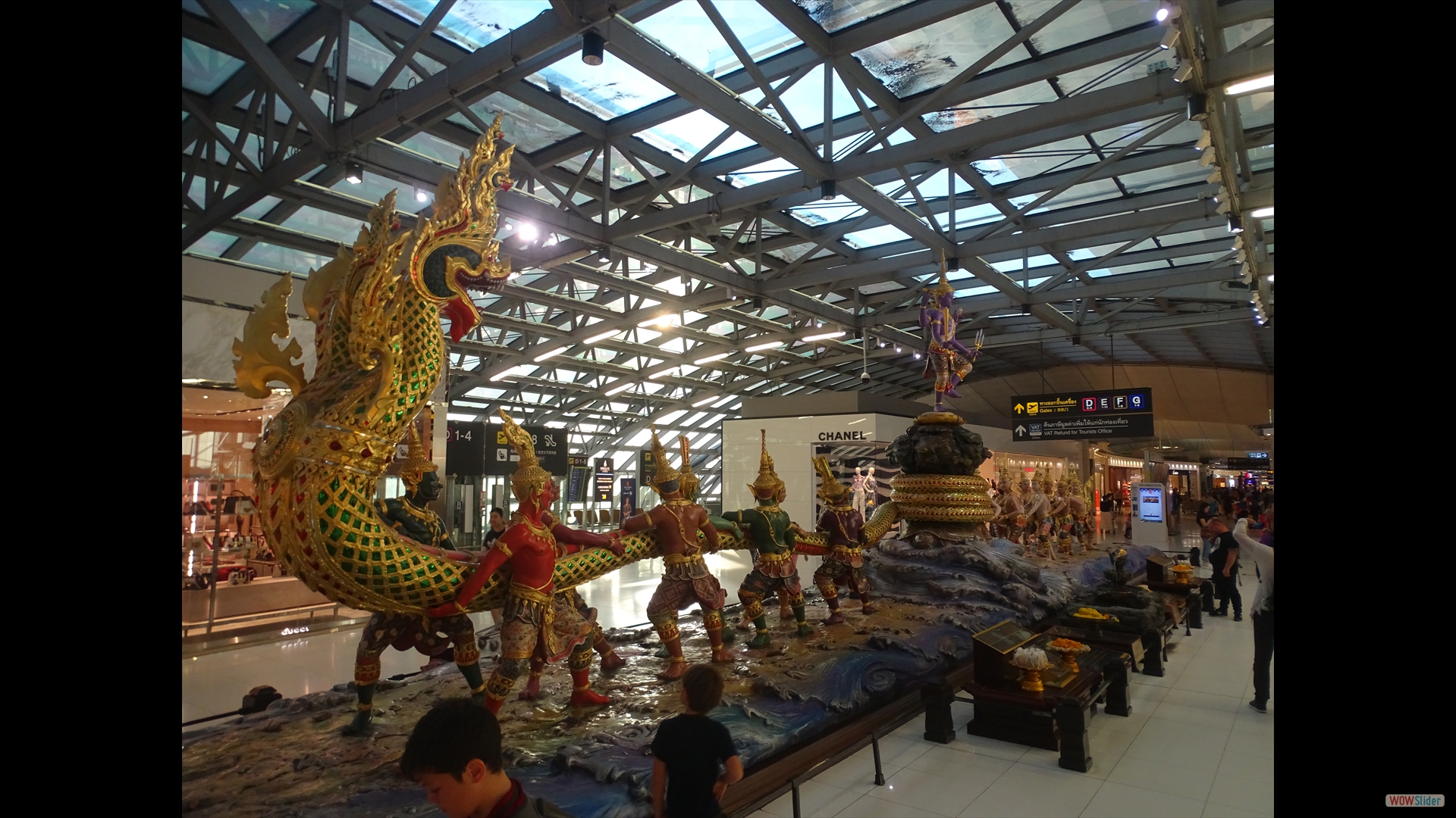  Flughafen Suvarnabhumi, Bangkok - am laufenden Band der Milch Ozean-Skulptur