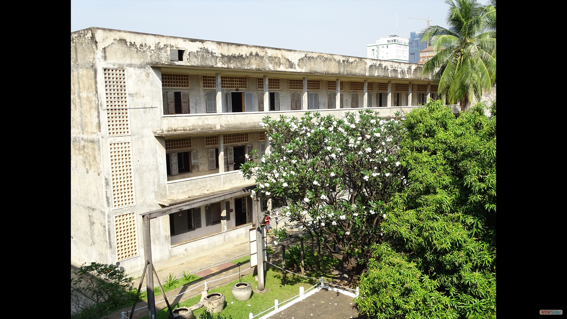 das ehemalige Gymnasium als Gefängnis