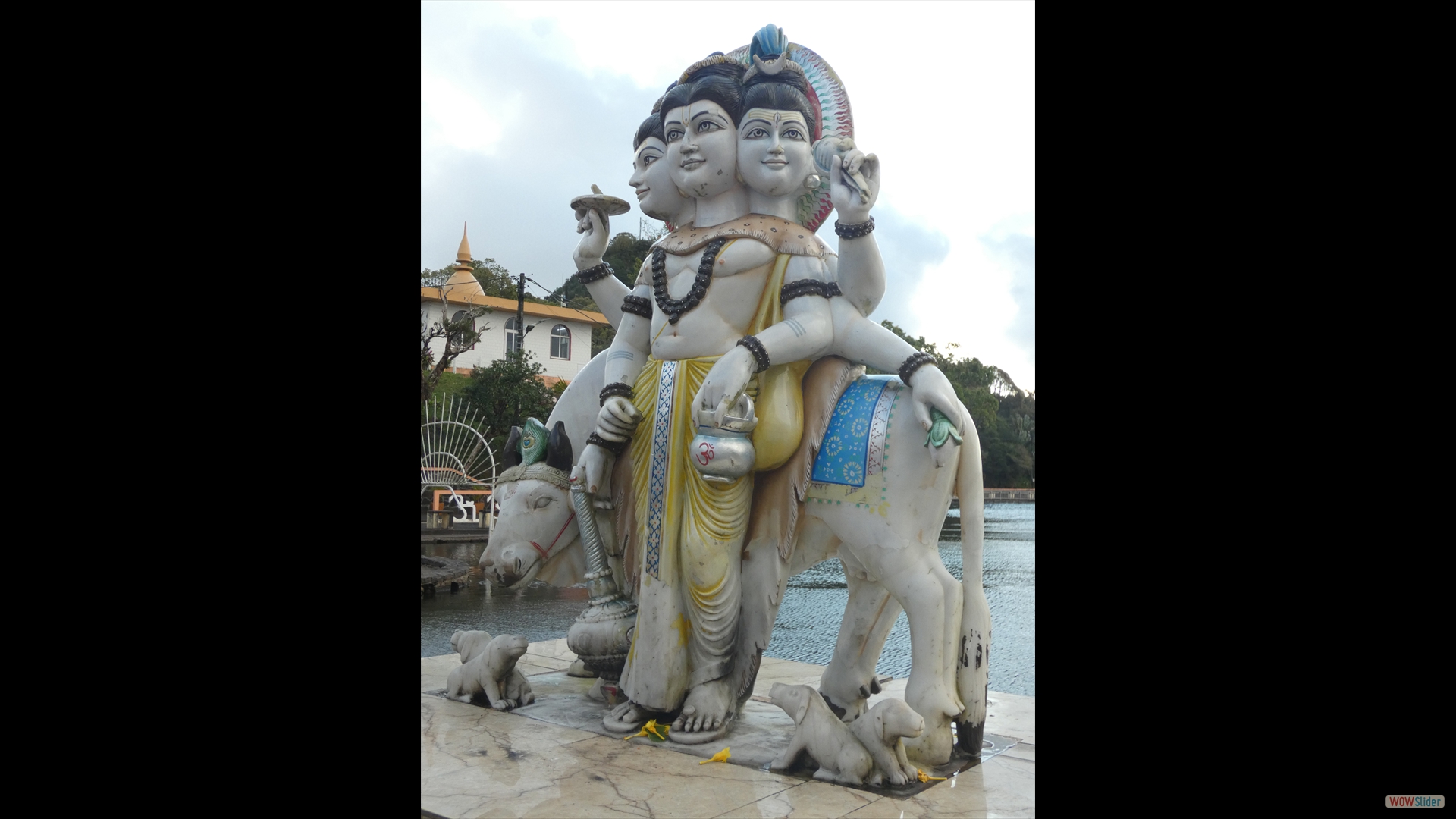 Schöpfung + Wartung + Zerstörung -  als Dreiklang der Gottheiten Brahma (der Schöpfer), Vishnu (der Konservierer), Maheshshiva (der Zerstörer)