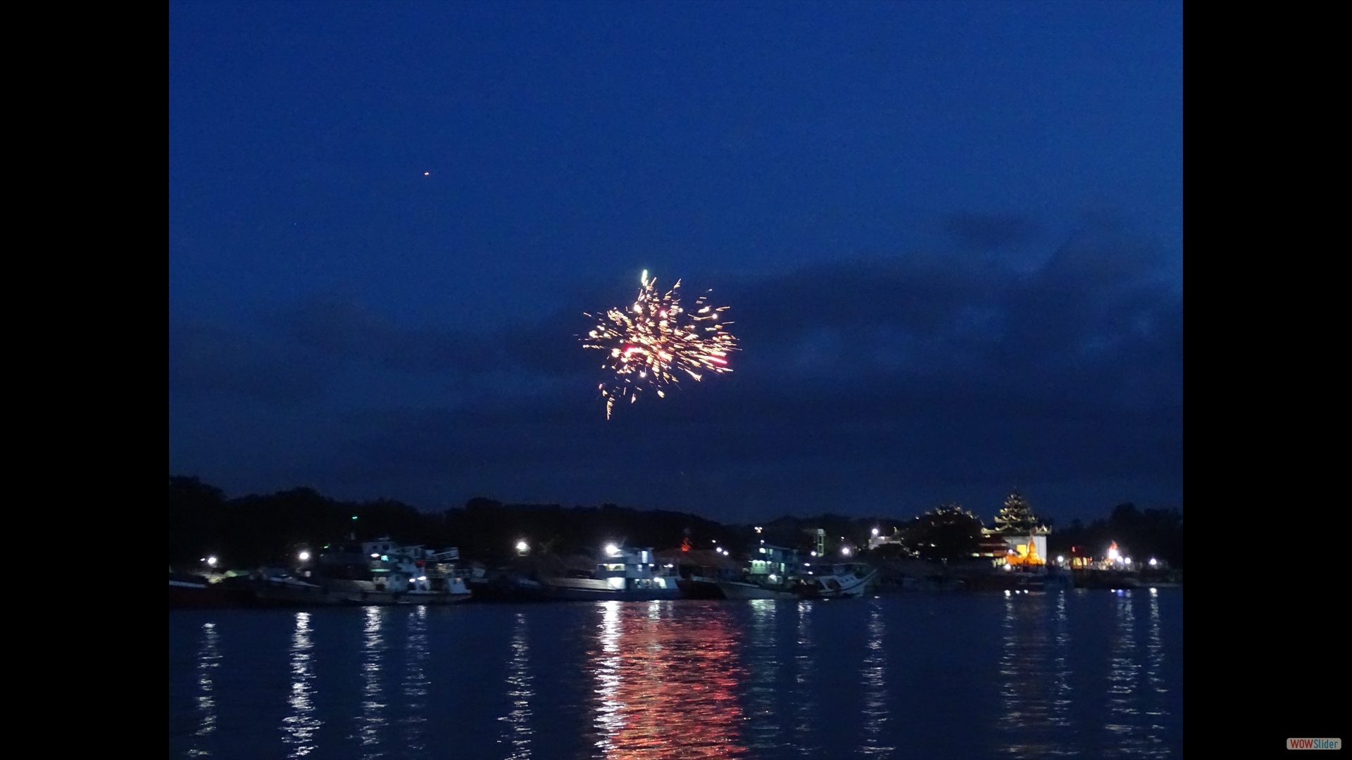  Mandalay - Begrüßung mit Feuerwerk