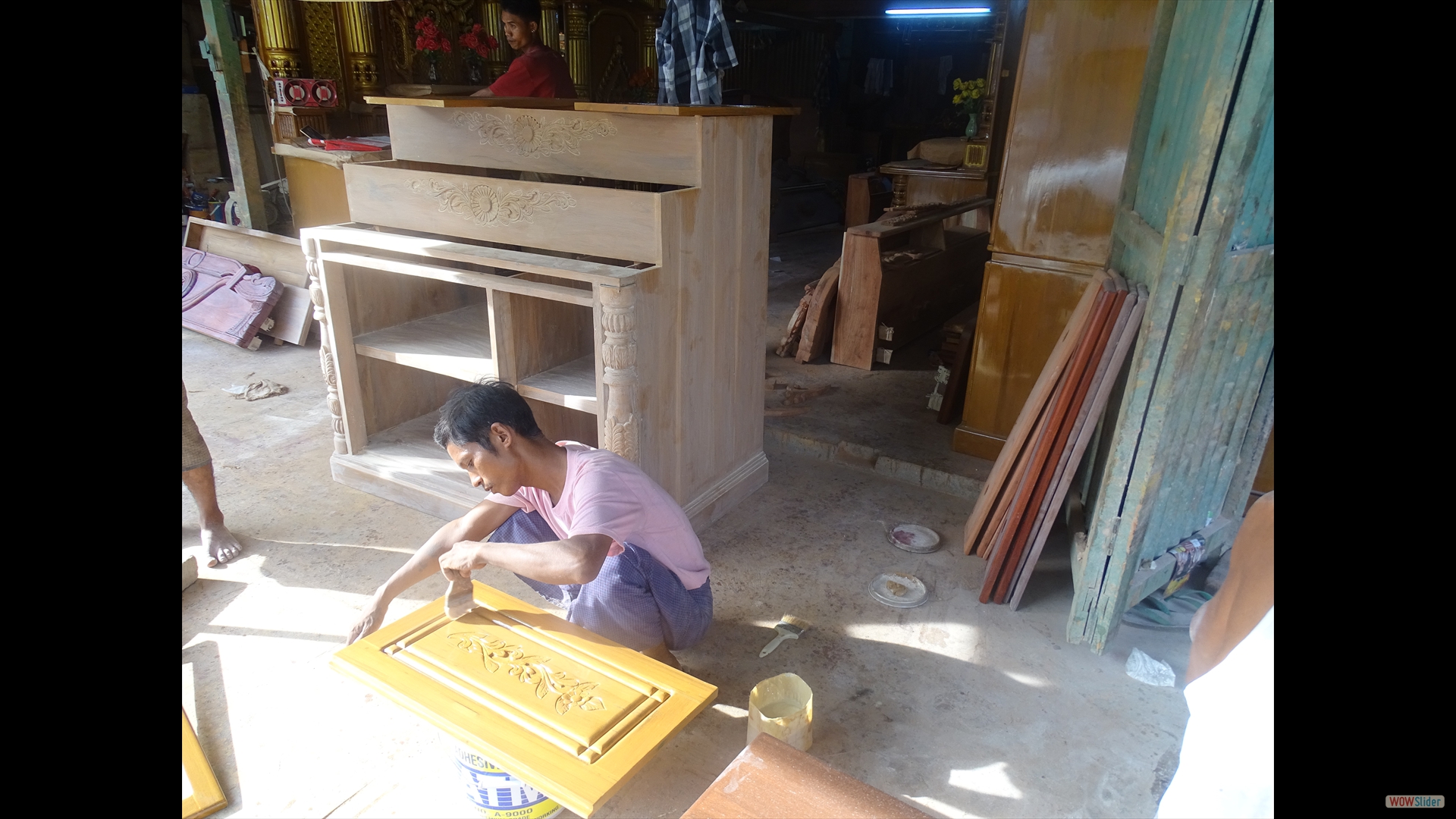 Möbeltischler am Straßenrand