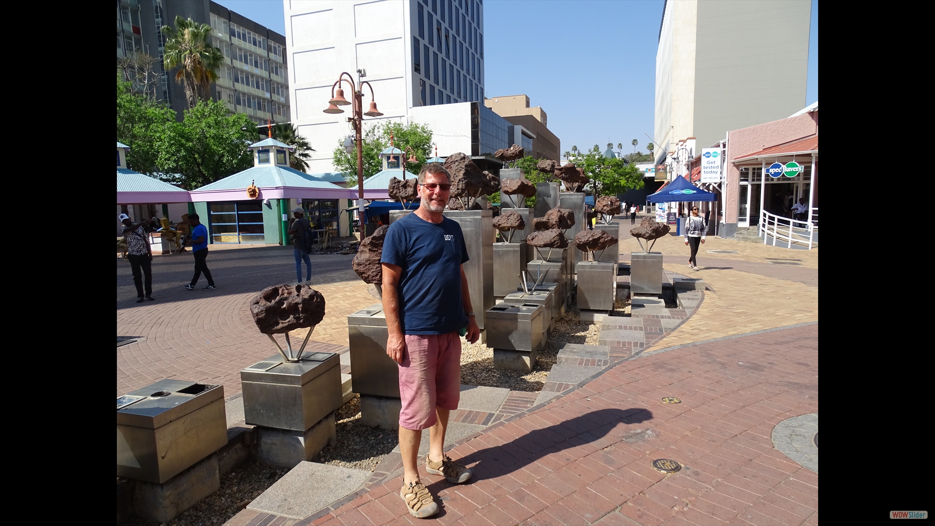 kurz vor der Abgabe des Autos - der Meteoritenbrunnen in Windhoek 