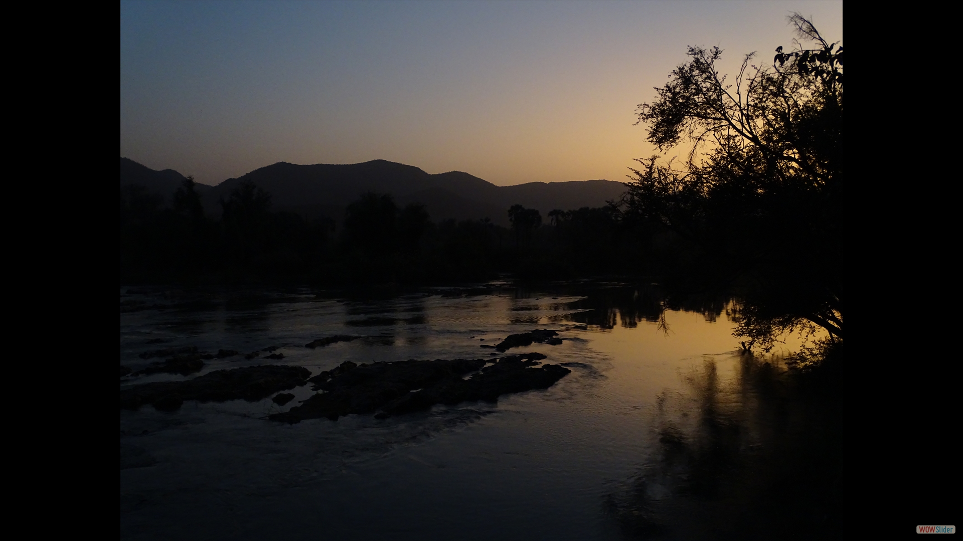 Sonnenaufgang am Kunene-River