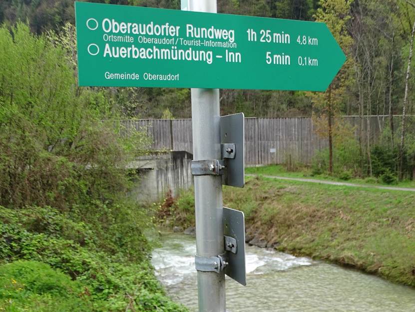 Ein Bild, das Text, Gras, Schild, Baum enthlt.

Automatisch generierte Beschreibung