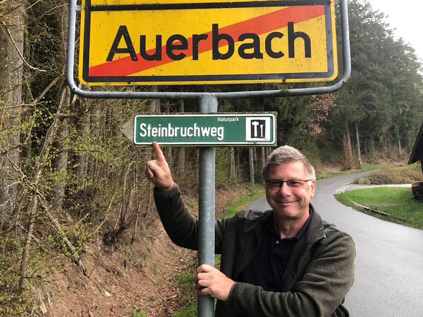 Ein Bild, das Text, Baum, drauen, Schild enthlt.

Automatisch generierte Beschreibung