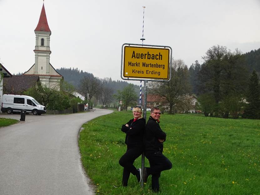 Ein Bild, das Text, Gras, drauen, Park enthlt.

Automatisch generierte Beschreibung