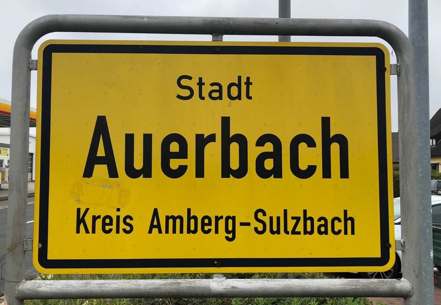 Ein Bild, das Text, drauen, gelb, Schild enthlt.

Automatisch generierte Beschreibung