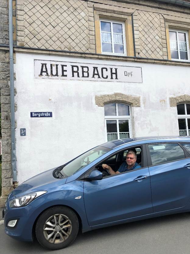 Ein Bild, das Text, Gebude, drauen, Auto enthlt.

Automatisch generierte Beschreibung