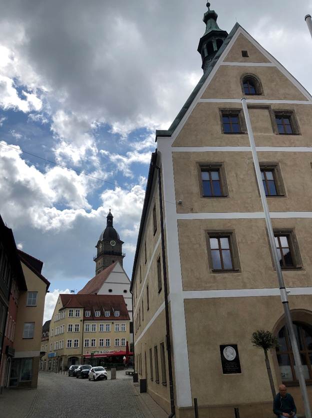 Ein Bild, das Gebude, Himmel, drauen, Kirche enthlt.

Automatisch generierte Beschreibung