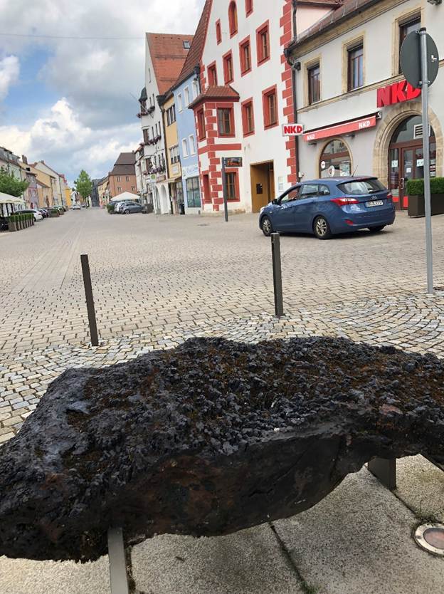 Ein Bild, das Gebude, drauen, Gelnde, Stein enthlt.

Automatisch generierte Beschreibung