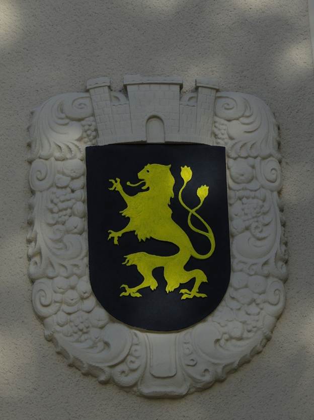 Ein Bild, das Wappen, Symbol, Emblem enthlt.

Automatisch generierte Beschreibung