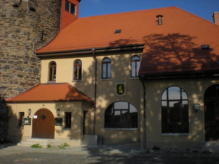 Ein Bild, das Gebude, drauen, Fenster, Himmel enthlt.

Automatisch generierte Beschreibung