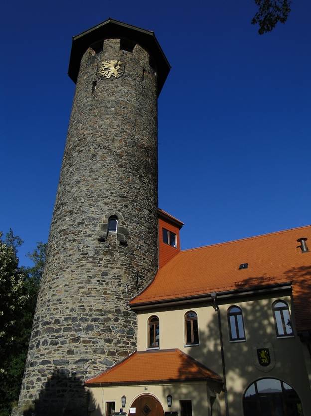 Ein Bild, das Gebude, drauen, Turm, Fenster enthlt.

Automatisch generierte Beschreibung